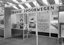 854057 Afbeelding van de stand van de Franse spoorwegen (S.N.C.F.) op de Huishoudbeurs in de RAI te Amsterdam, met ...